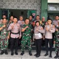 Memperkuat Sinergitas TNI–Polri, Polsek Denpasar Barat Serahkan Tumpeng Ke Koramil 1611-07/Denpasar Barat