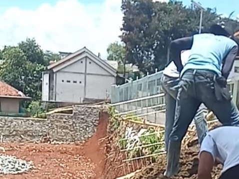 Oknum LPM-BPD Desa Cimandala Membentak Wartawan Saat Liputan Proyek